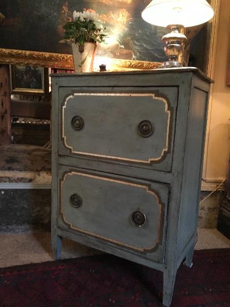 Petite commode directoire italienne ouvrant sur 2 tiroirs