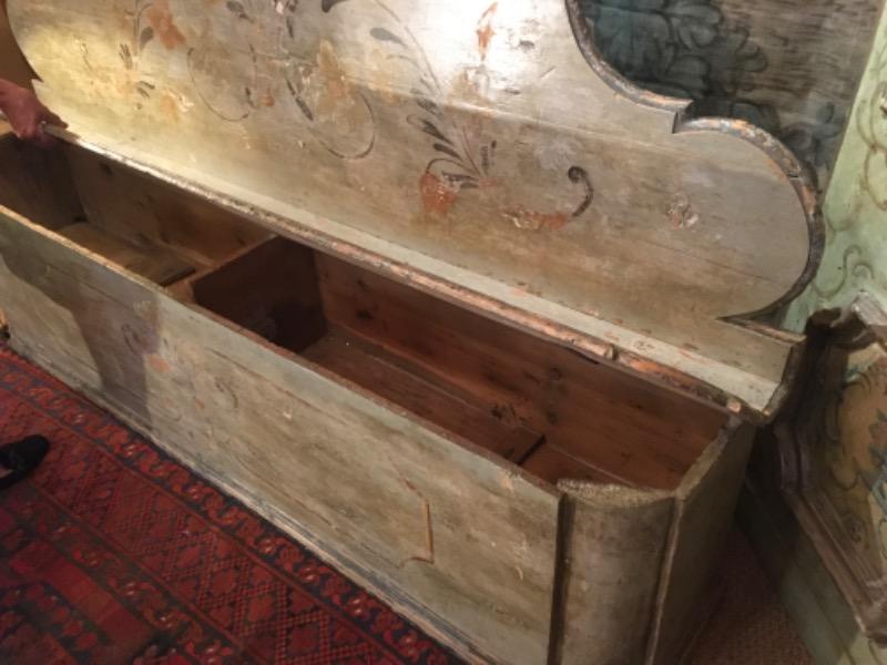 Paire de casa banca ( bancs-coffre ) époque XVIII ème et patine d’origine 