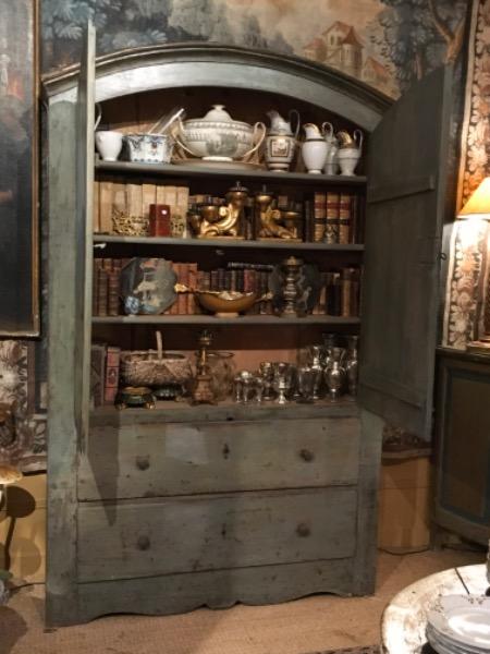 Armadio avec décor sur les 2 portes en façade et 2 tiroirs XVIII ème