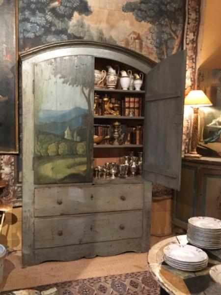 Armadio avec décor sur les 2 portes en façade et 2 tiroirs XVIII ème