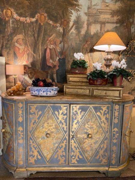 Buffet d’appui galbé ouvrant sur 4 portes ( Italie arte povera )