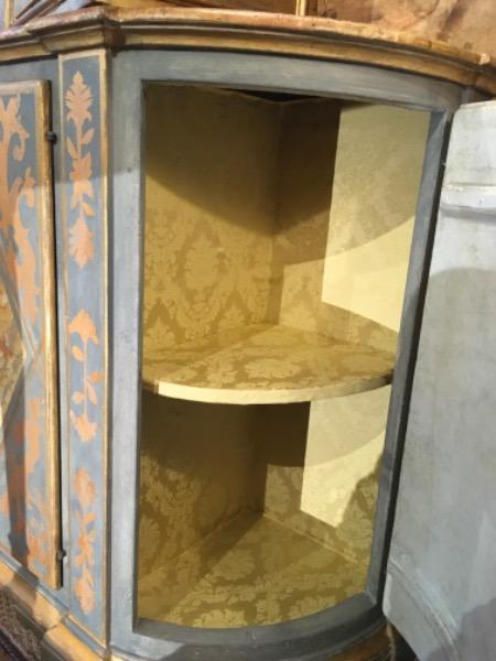 Buffet d’appui galbé ouvrant sur 4 portes ( Italie arte povera )