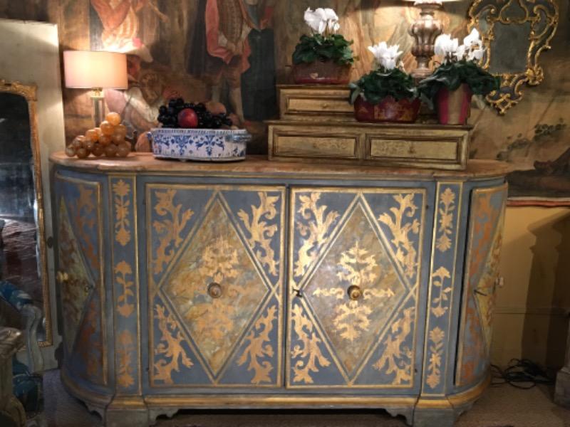 Buffet d’appui galbé ouvrant sur 4 portes ( Italie arte povera )