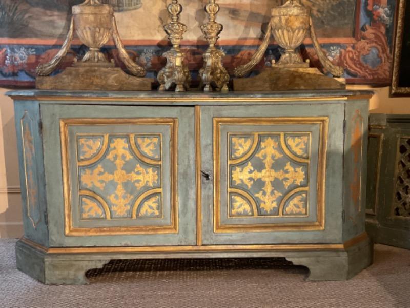 Buffet peint à 2 portes ( Italie XIX ème) plateau faux-marbre 