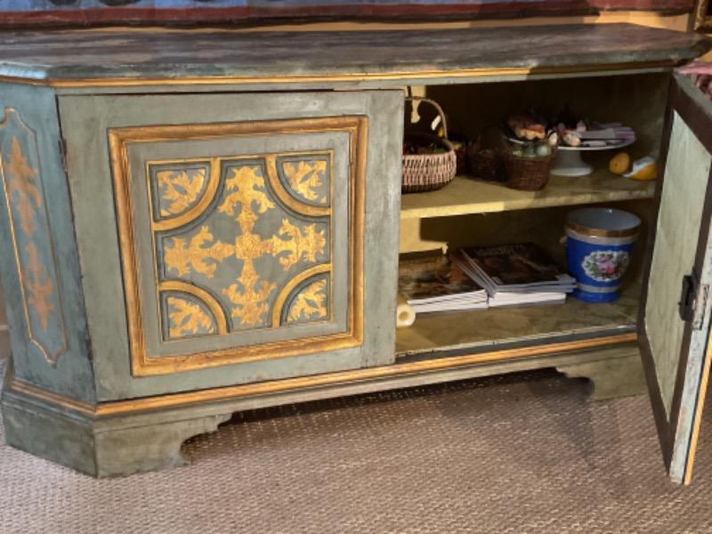 Buffet peint à 2 portes ( Italie XIX ème) plateau faux-marbre 