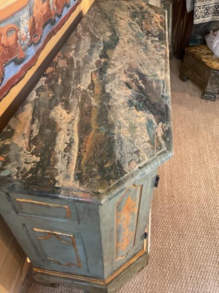Buffet peint à 2 portes ( Italie XIX ème) plateau faux-marbre 