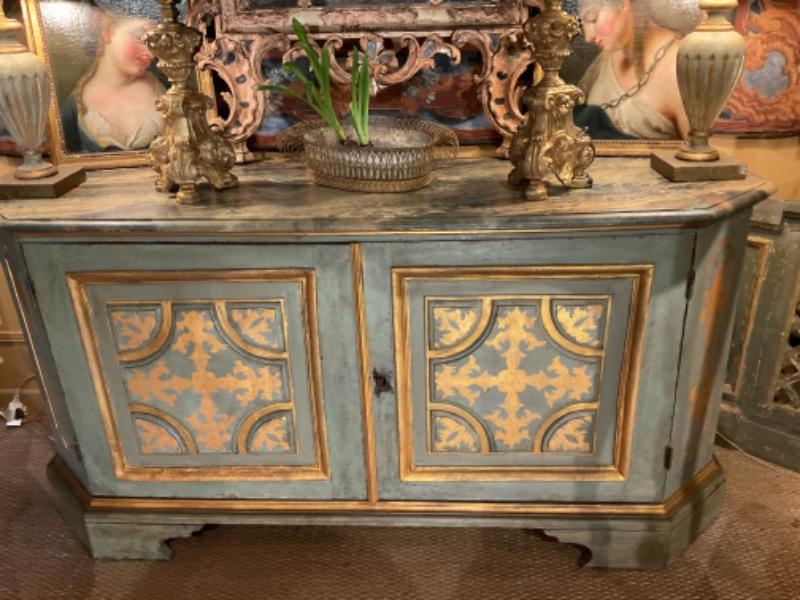 Buffet peint à 2 portes ( Italie XIX ème) plateau faux-marbre 
