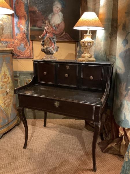 Bureau de change XVII ème en bois noirci à gradin et un grand tiroir en ceinture