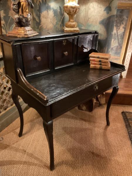 Bureau de change XVII ème en bois noirci à gradin et un grand tiroir en ceinture