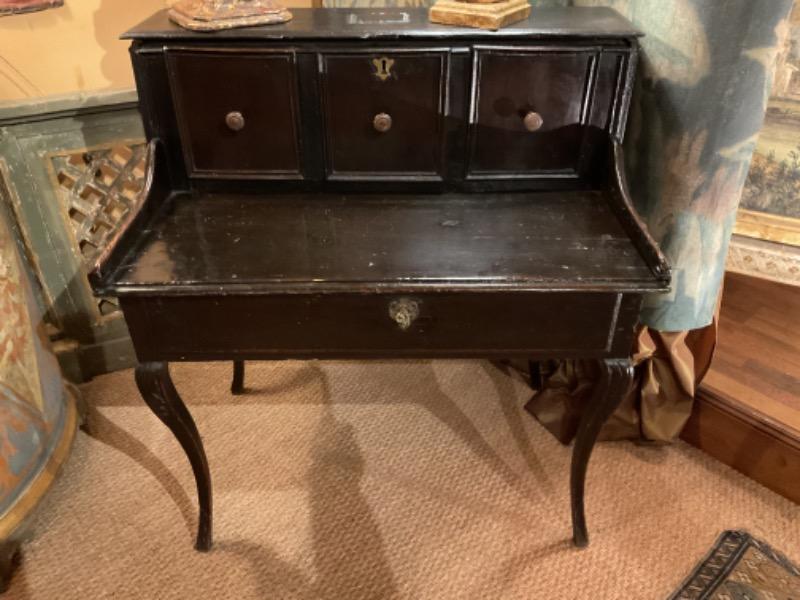 Bureau de change XVII ème en bois noirci à gradin et un grand tiroir en ceinture