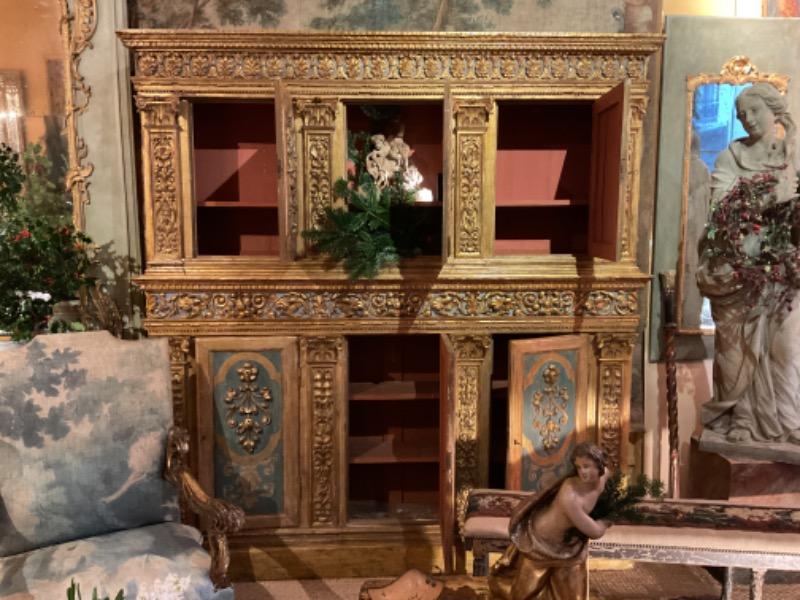 Cabinet italien en bois doré formant un deux-corps ouvrant sur 6 portes XVIII ème