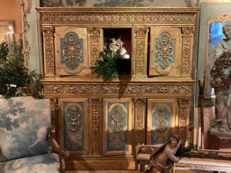 Cabinet italien en bois doré formant un deux-corps ouvrant sur 6 portes XVIII ème