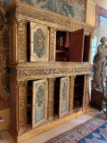 Cabinet italien en bois doré formant un deux-corps ouvrant sur 6 portes XVIII ème