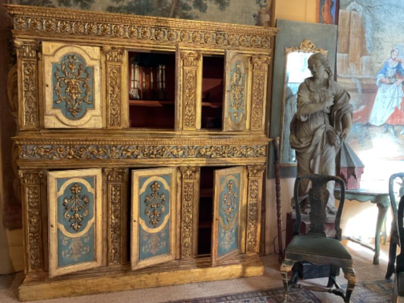 Cabinet italien en bois doré formant un deux-corps ouvrant sur 6 portes XVIII ème