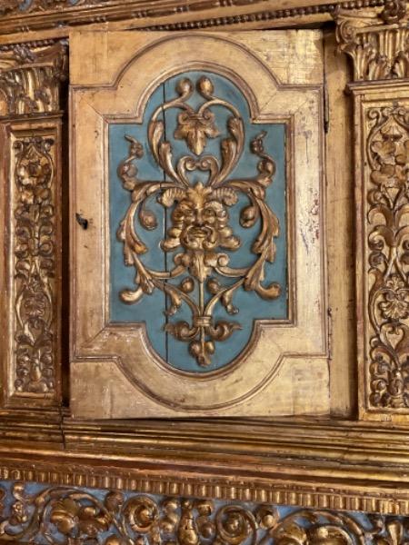 Cabinet italien en bois doré formant un deux-corps ouvrant sur 6 portes XVIII ème