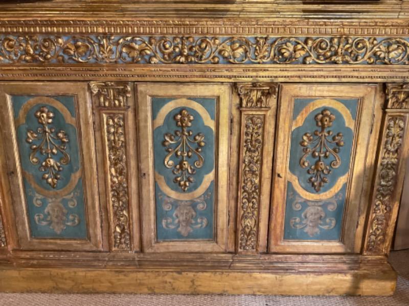 Cabinet italien en bois doré formant un deux-corps ouvrant sur 6 portes XVIII ème