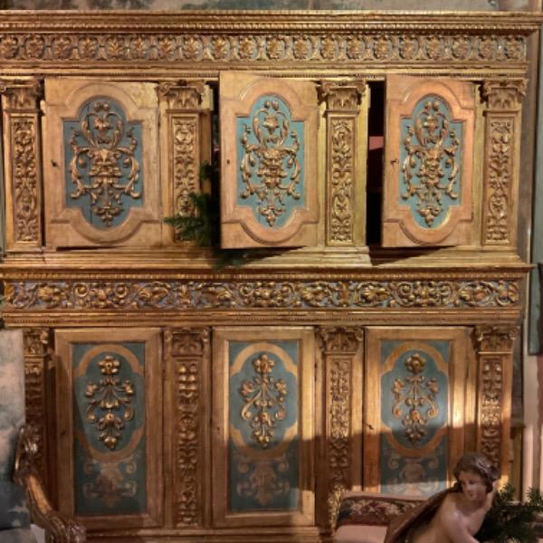Cabinet italien en bois doré formant un deux-corps ouvrant sur 6 portes XVIII ème