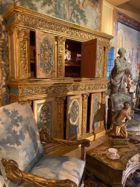 Cabinet italien en bois doré formant un deux-corps ouvrant sur 6 portes XVIII ème