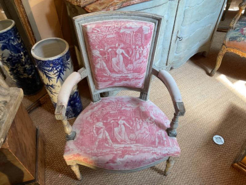 Cabriolet d’époque directoire en bois peint recouvert de toile de Jouy