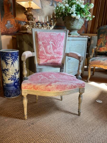 Cabriolet d’époque directoire en bois peint recouvert de toile de Jouy