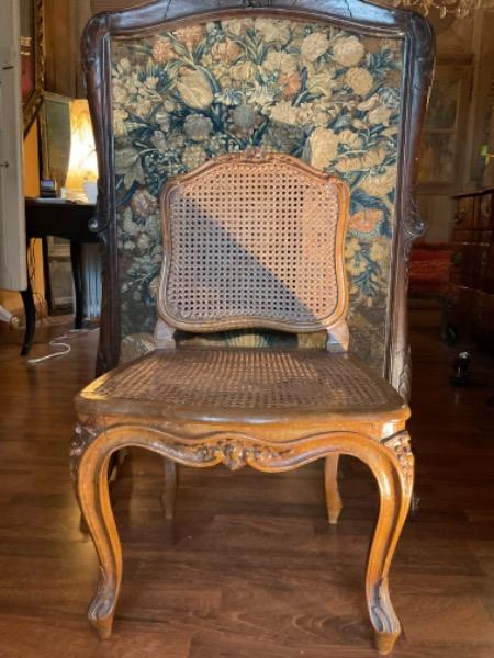 Chaise cannée ( coin de feu ) d’époque L XV en bois naturel
