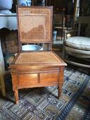 Chaise d’aisance cannée en bois naturel d’époque Louis XVI