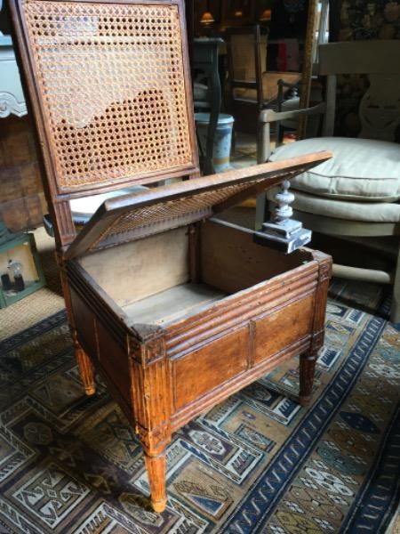 Chaise d’aisance cannée en bois naturel d’époque Louis XVI