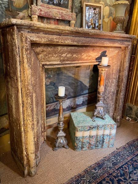 Cheminée XVIII ème en bois sculpté  - très belle patine 