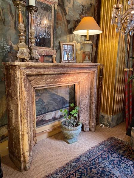 Cheminée XVIII ème en bois sculpté  - très belle patine 