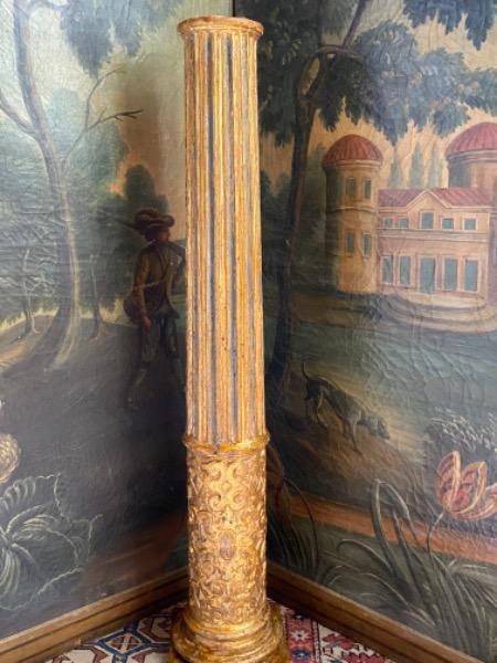 Colonne en bois sculpté et doré d’époque 18 ème