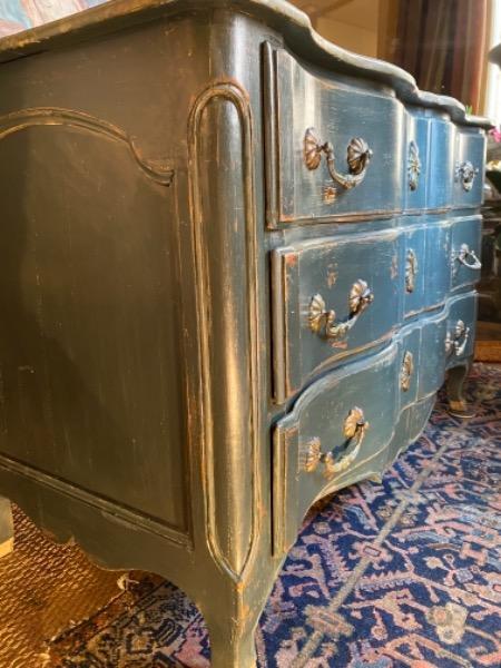 Commode arbalète ouvrant sur 3 tiroirs XVIiI ème  faux marbre sur le plateau 