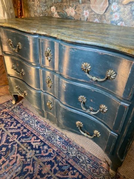 Commode arbalète ouvrant sur 3 tiroirs XVIiI ème  faux marbre sur le plateau 
