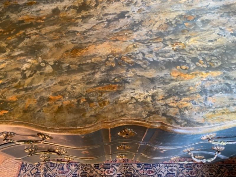 Commode arbalète ouvrant sur 3 tiroirs XVIiI ème  faux marbre sur le plateau 