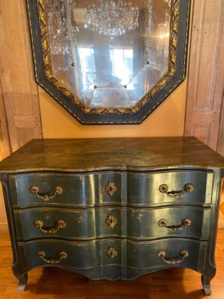 Commode arbalète ouvrant sur 3 tiroirs XVIiI ème  faux marbre sur le plateau 