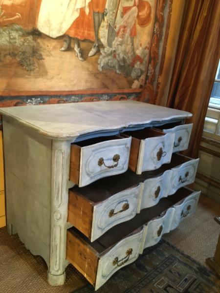 Commode arbalète peinte provençale d’époque 18 ème ouvrant sur 5 tiroirs en façade 