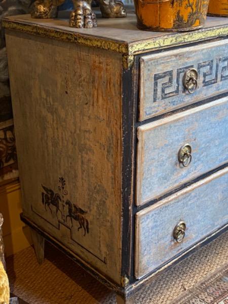 Commode Biedermeier ouvrant sur 3 tiroirs XIX ème