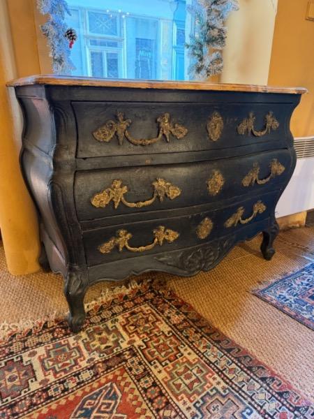 Commode de décor de théâtre en bois peint XX ème ouvrant sur 3 tiroirs