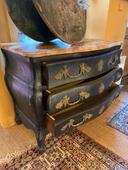 Commode de décor de théâtre en bois peint XX ème ouvrant sur 3 tiroirs