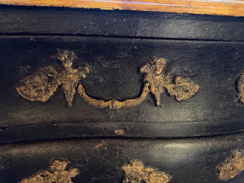 Commode de décor de théâtre en bois peint XX ème ouvrant sur 3 tiroirs