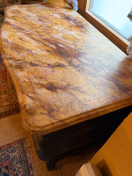 Commode de décor de théâtre en bois peint XX ème ouvrant sur 3 tiroirs