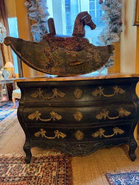 Commode de décor de théâtre en bois peint XX ème ouvrant sur 3 tiroirs