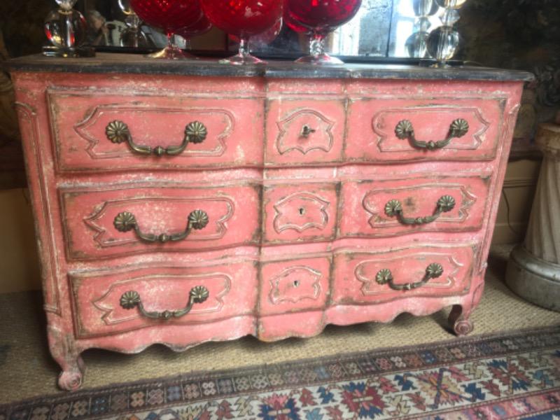 Commode de style régence ouvrant sur 3 tiroirs fin XIX ème 