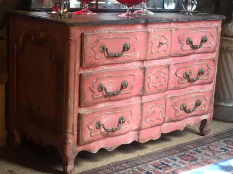 Commode de style régence ouvrant sur 3 tiroirs fin XIX ème 