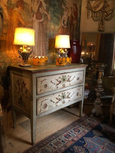 Commode italienne d’époque fin XVIII ème ouvrant sur 2 tiroirs ( région des Marches )
