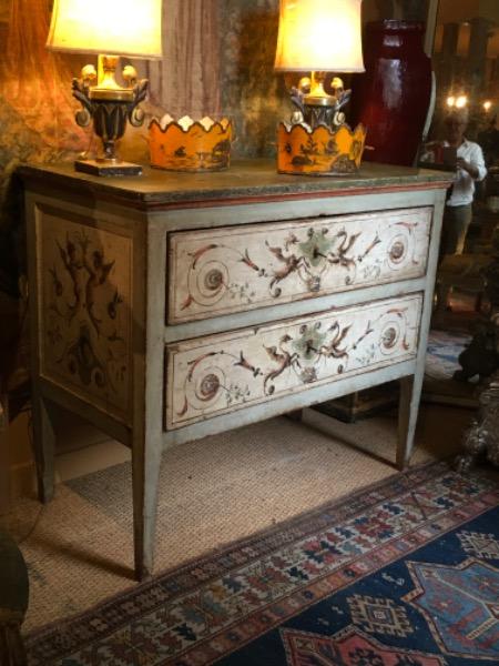 Commode italienne d’époque fin XVIII ème ouvrant sur 2 tiroirs ( région des Marches )