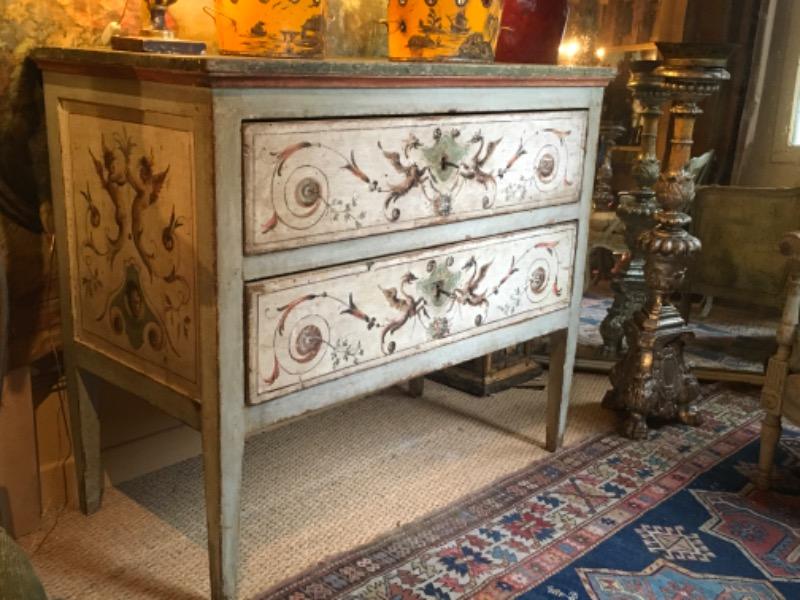 Commode italienne d’époque fin XVIII ème ouvrant sur 2 tiroirs ( région des Marches )