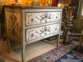 Commode italienne d’époque fin XVIII ème ouvrant sur 2 tiroirs ( région des Marches )