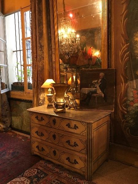 Commode peinte ( Sud de la  France ) fin XVIII ème ouvrant sur 3 tiroirs 