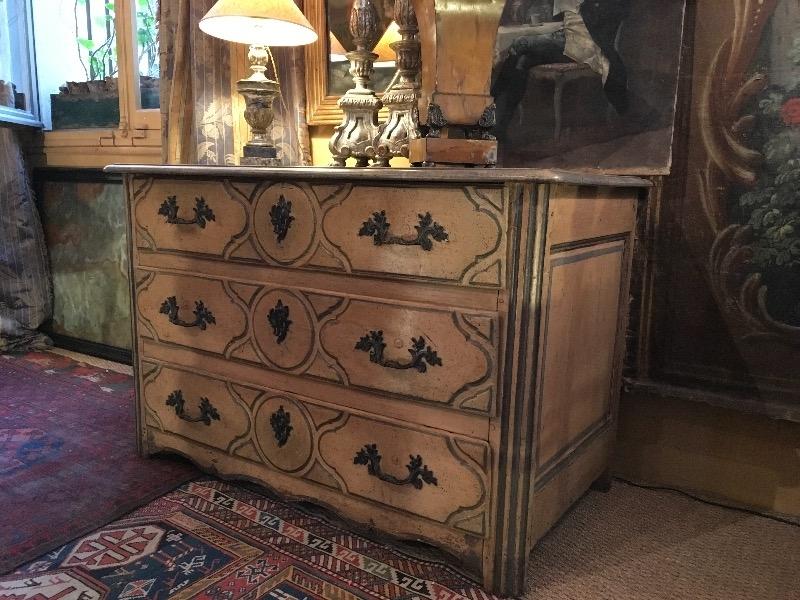 Commode peinte ( Sud de la  France ) fin XVIII ème ouvrant sur 3 tiroirs 