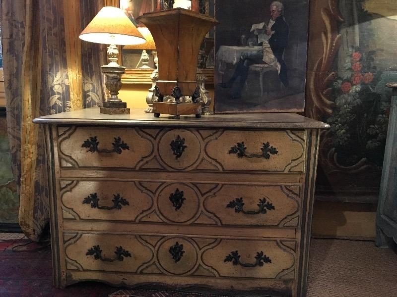 Commode peinte ( Sud de la  France ) fin XVIII ème ouvrant sur 3 tiroirs 